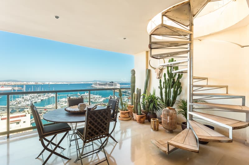 Rymligt vardagsrum med pool i bakgrunden. Stora fönster, grå soffor, modernt soffbord. Naturlig belysning och modern design.