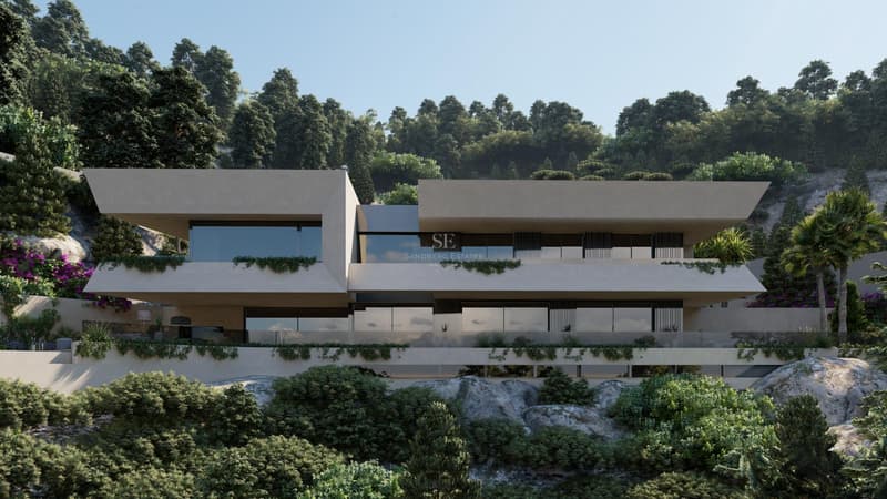 Moderna villa de dos niveles con estructuras blancas voladizas, barandillas de cristal y vegetación en una ladera boscosa.