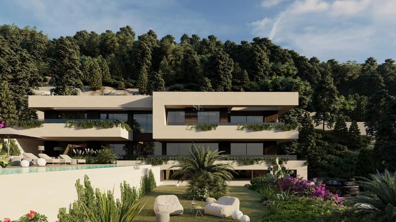 Villa blanca contemporánea de varios niveles con amplias terrazas, barandillas de cristal y piscina frente a una colina.