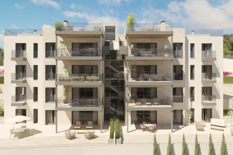 Fachada Contemporánea de Lujo en la Costa del Sol Edificio de apartamentos modernos con fachadas de piedra natural, amplias terrazas y barandillas de cristal.