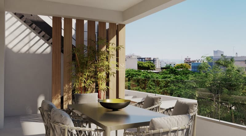 Terraza moderna con mesa de comedor exterior, sillas de cuerda gris, barandilla de cristal y vistas a la ciudad.