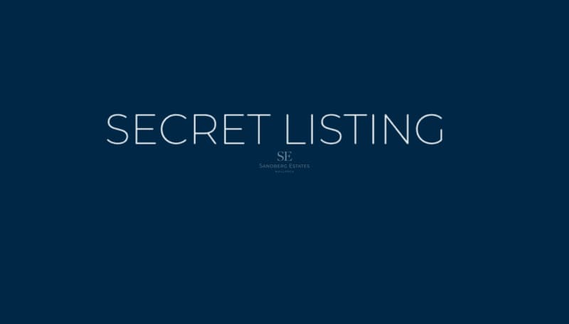 Mörkblå bakgrund med vit text SECRET LISTING.