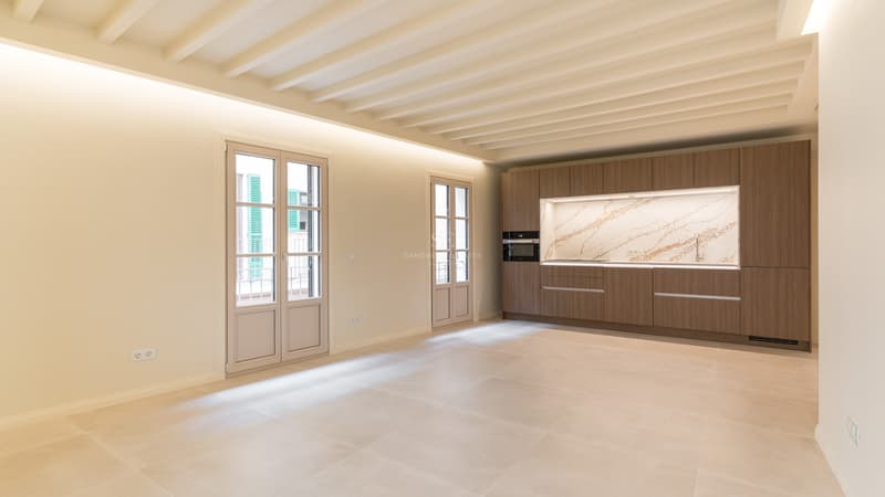 Moderne Holzküche mit marmorierter Rückwand, weißen Deckenbalken und großformatigen Feinsteinzeugfliesen.