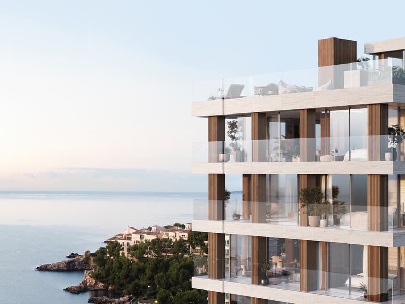 Zeitgenössisches Penthouse mit Panorama-Meerblick Moderne Fassade eines Gebäudes mit großen Glasterrassen und Holzakzenten direkt am Mittelmeer.
