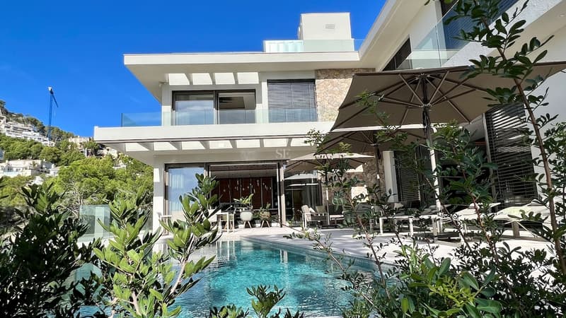 Bild einer modernen Fassade mit Pool und Garten. Minimalistisches Design, große Fenster, warme Beleuchtung und üppige Vegetation.