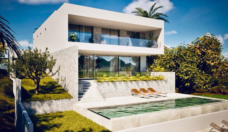 Fasad av en modern vit villa med pool, solstolar och trädgård under en klar himmel.