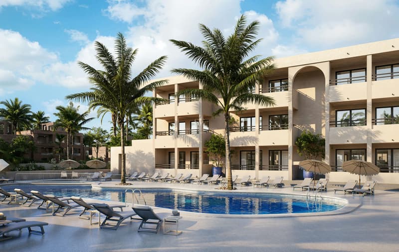 Großer blauer Pool mit Sonnenliegen, Palmen und modernem dreistöckigem mediterranem Gebäude unter klarem Himmel.