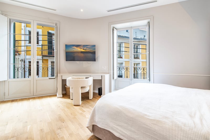 Grand balcon avec vue panoramique sur la mer. Mobilier moderne et élégant. Garde-corps en verre.