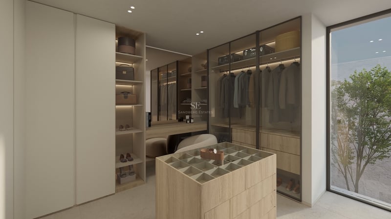 Un dressing minimaliste avec des armoires en bois et en verre, un îlot central et de la lumière naturelle.
