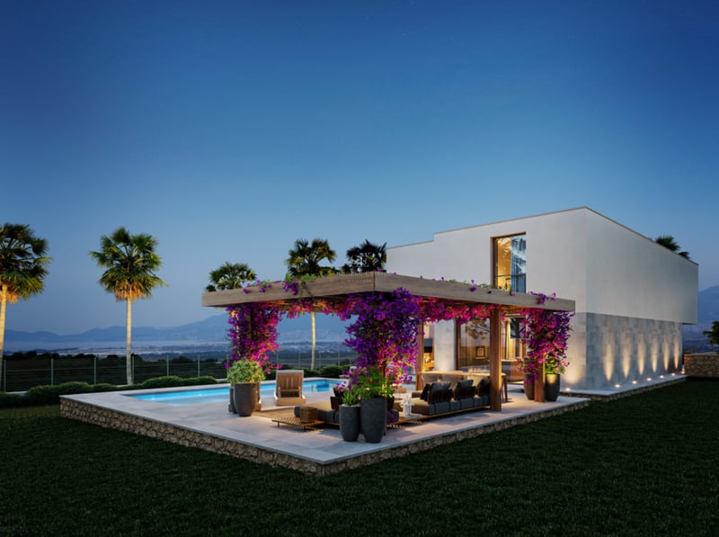 Villa de luxe de nuit avec piscine, pergola en bois fleurie, palmiers et vue sur les montagnes au loin.