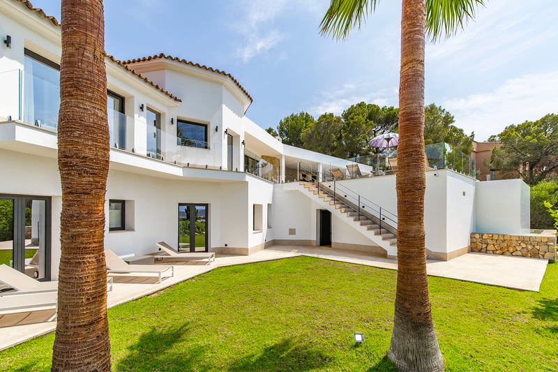 Vue extérieure d'une villa moderne avec piscine, jardin luxuriant et grands espaces de vie. Architecture minimaliste avec finitions haut de gamme.