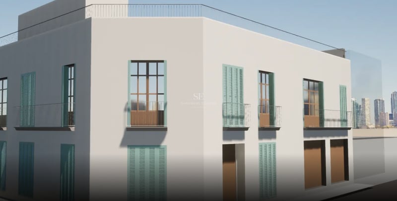 Extérieur blanc d'un bâtiment méditerranéen avec volets en bois bleu-vert et balcons à la française.