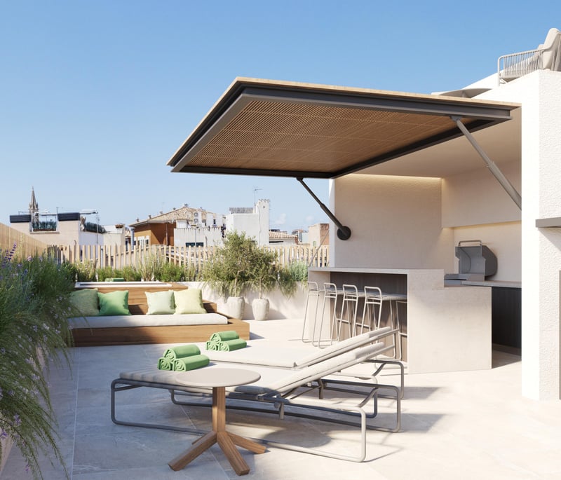 Vue extérieure d'une villa moderne avec piscine réfléchissante, de grandes fenêtres et un design minimaliste. Paysage luxuriant et ciel bleu.