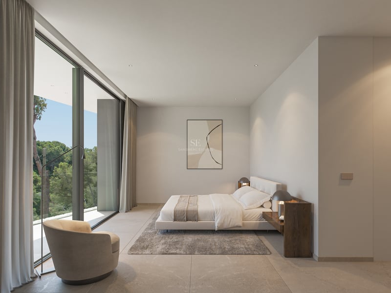 Chambre moderne minimaliste avec baies vitrées donnant sur la forêt, lit douillet et fauteuil design.