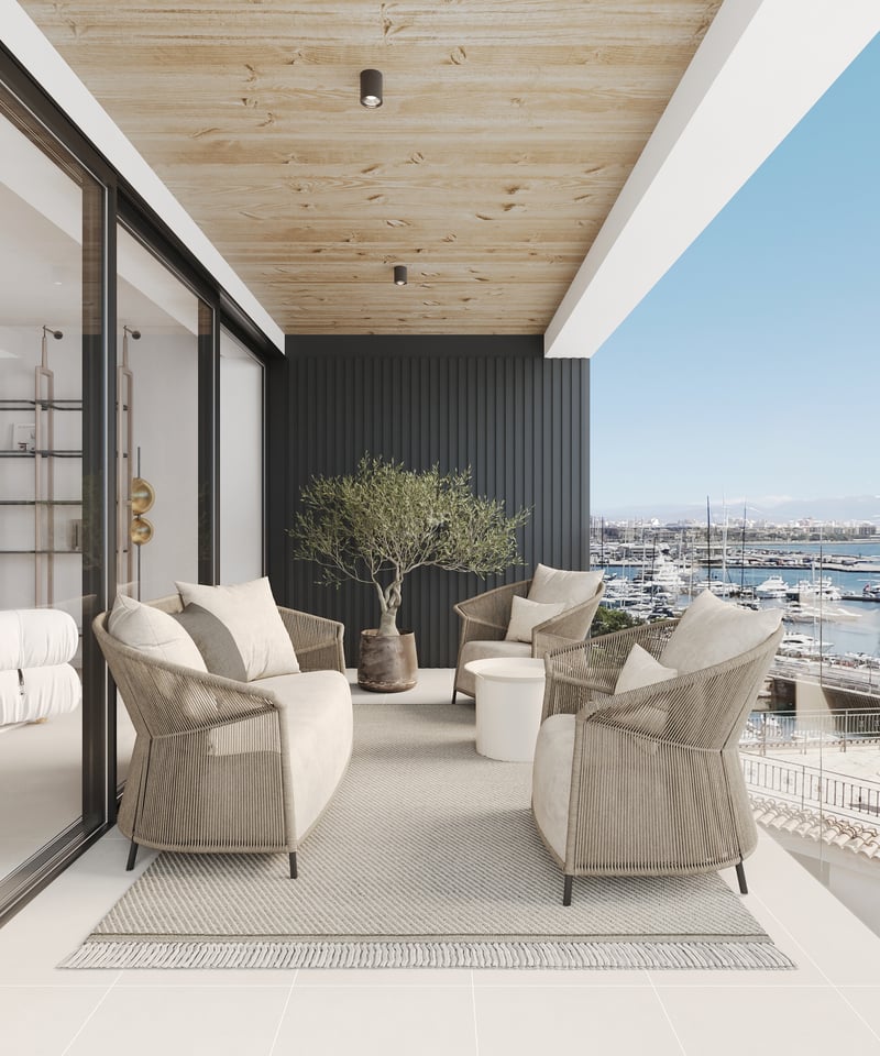 Terrasse de luxe avec meubles tressés, plafond en bois et garde-corps en verre surplombant une marina.