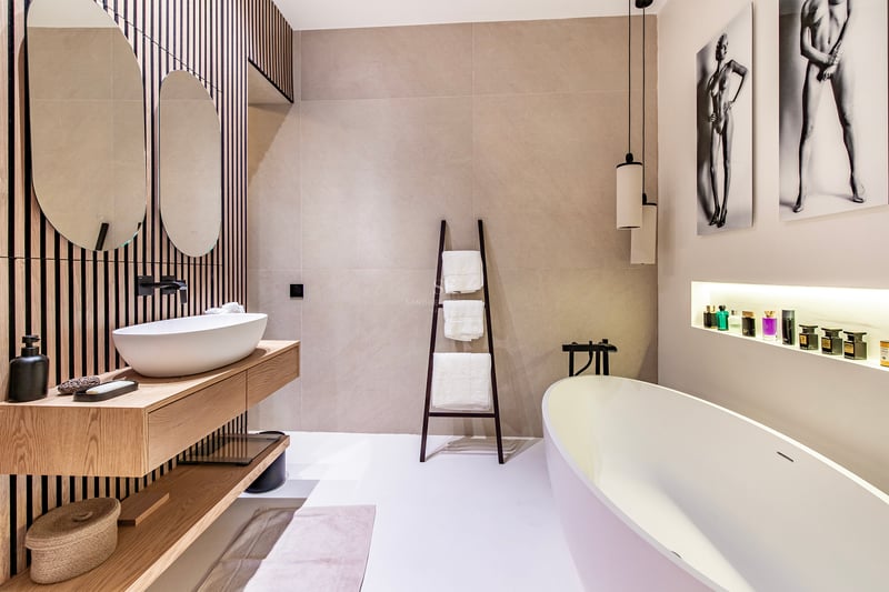 Vue extérieure d'une villa luxueuse avec piscine à débordement, jardin et architecture moderne. Design minimaliste avec grandes baies vitrées.