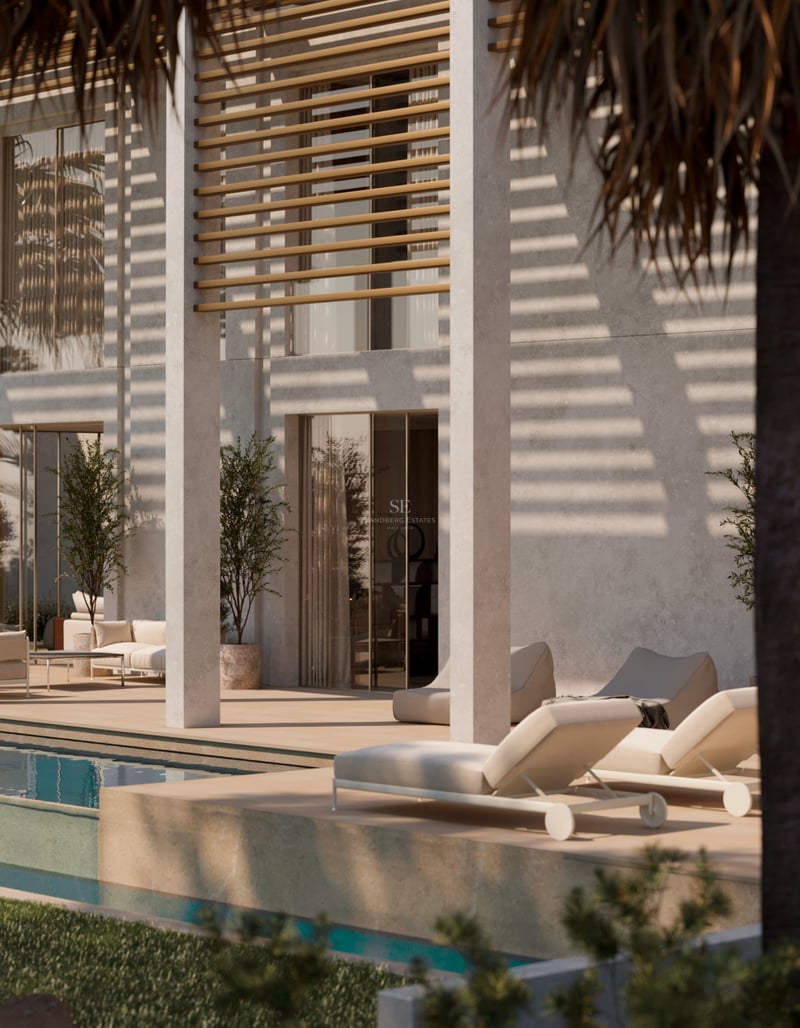 Extérieur d'une villa moderne avec piscine, bains de soleil blancs et jeux d'ombres sur une façade en pierre claire.