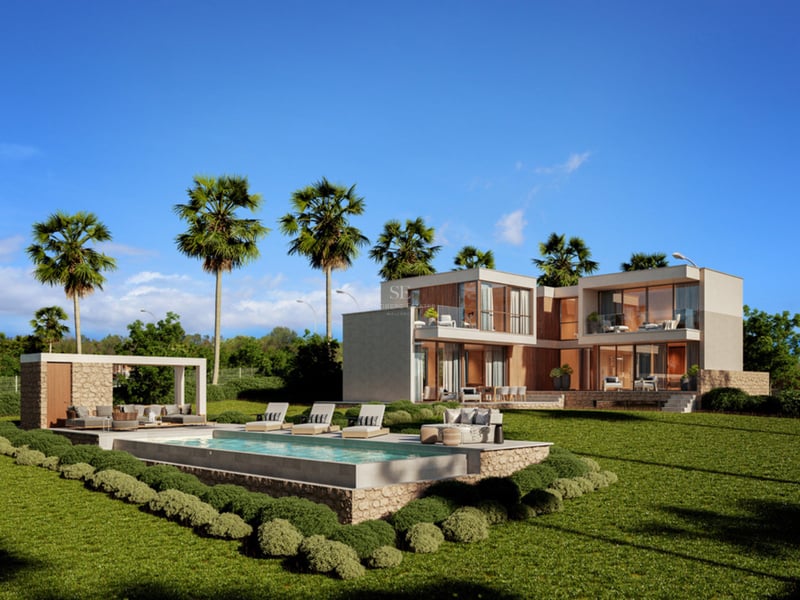 Villa moderne de deux étages avec grande piscine, bains de soleil et palmiers sur une pelouse verdoyante.