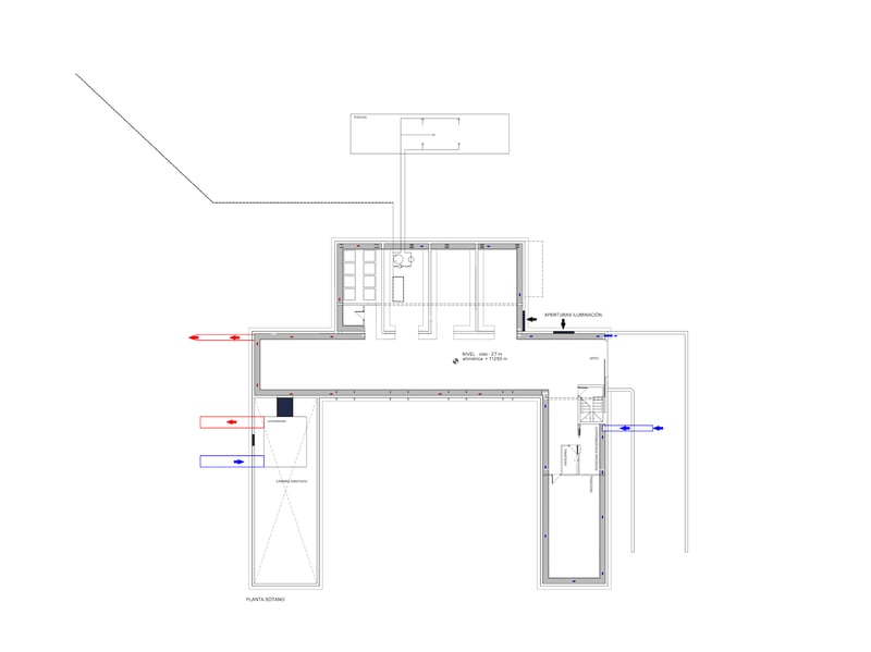 Plan technique 2D du sous-sol montrant les zones de stockage, les locaux techniques et la structure de la piscine.