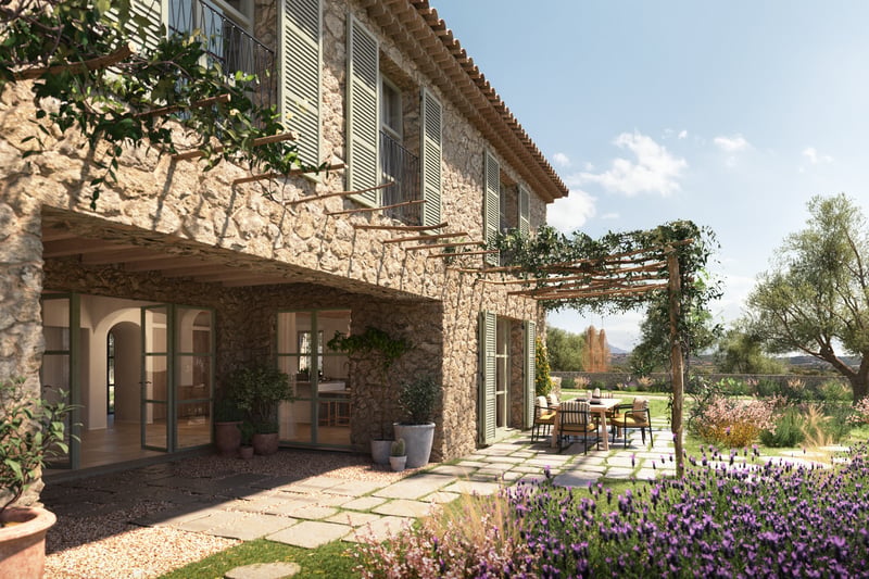 Maison en pierre avec volets verts, pergola en bois avec coin repas extérieur et lavande en fleur.