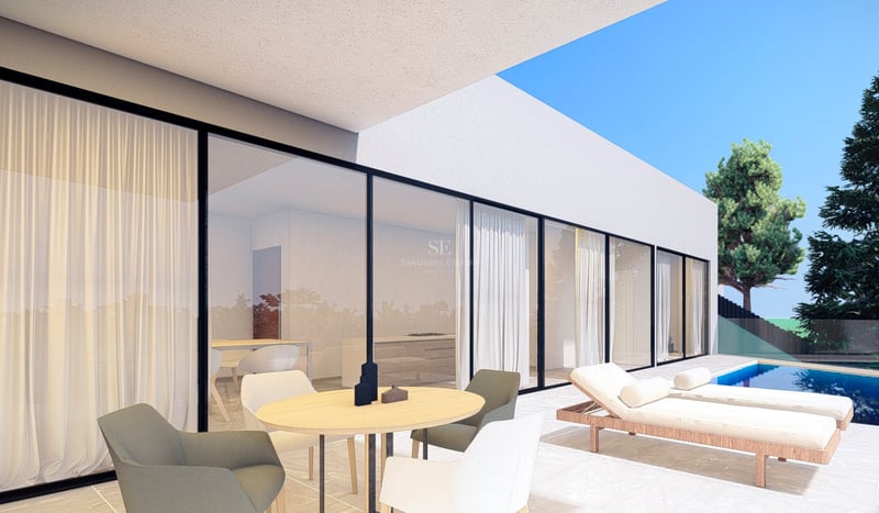 Terrasse de villa minimaliste avec piscine rectangulaire, transats en bois et coin repas sous un auvent blanc.