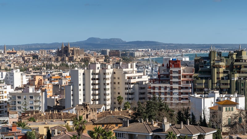 Vue aérienne de Palma de Majorque montrant la cathédrale, les bâtiments urbains et la mer Méditerranée.