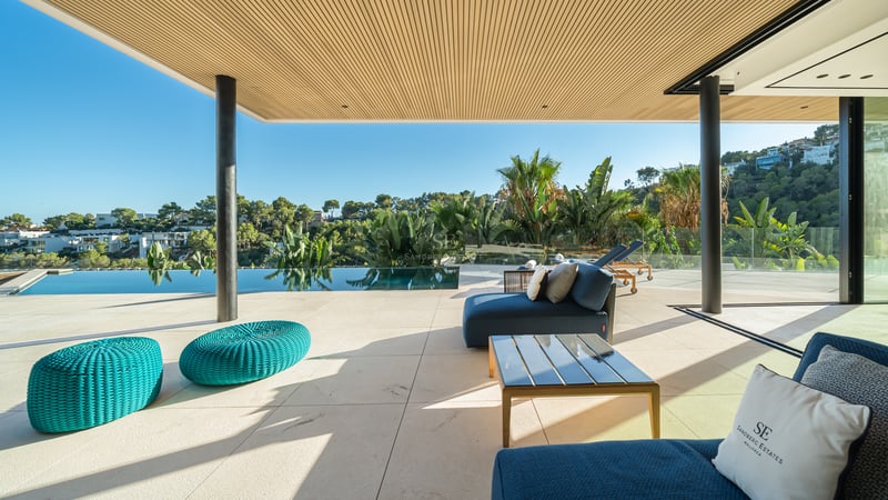 Extérieur d'une villa moderne avec piscine, jardin luxuriant et architecture élégante. Espaces spacieux et lumineux. Design contemporain.