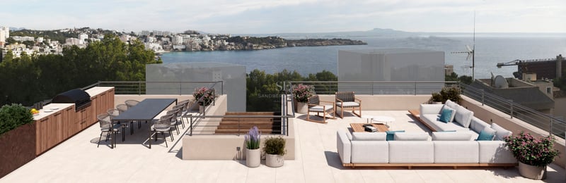 Vaste toit-terrasse avec cuisine d'été, coin repas et salon offrant une vue imprenable sur la mer.