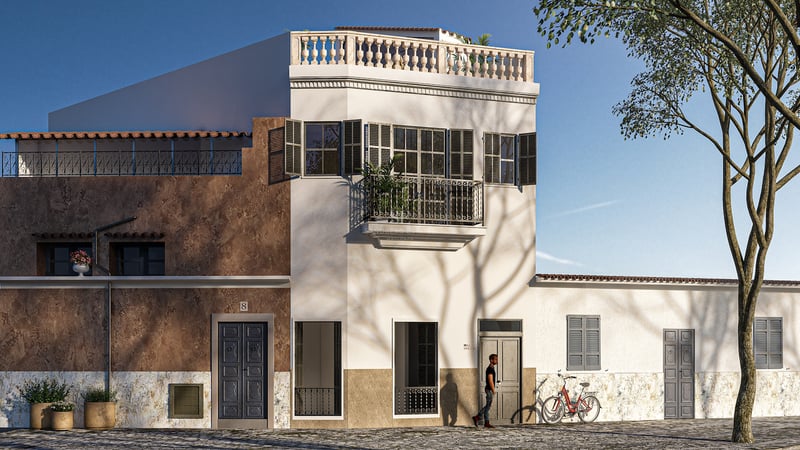 Dreistöckiges Gebäude in Weiß- und Ochtertönen mit mallorquinischen Fensterläden, Schmiedeeisenbalkonen und Dachterrasse.