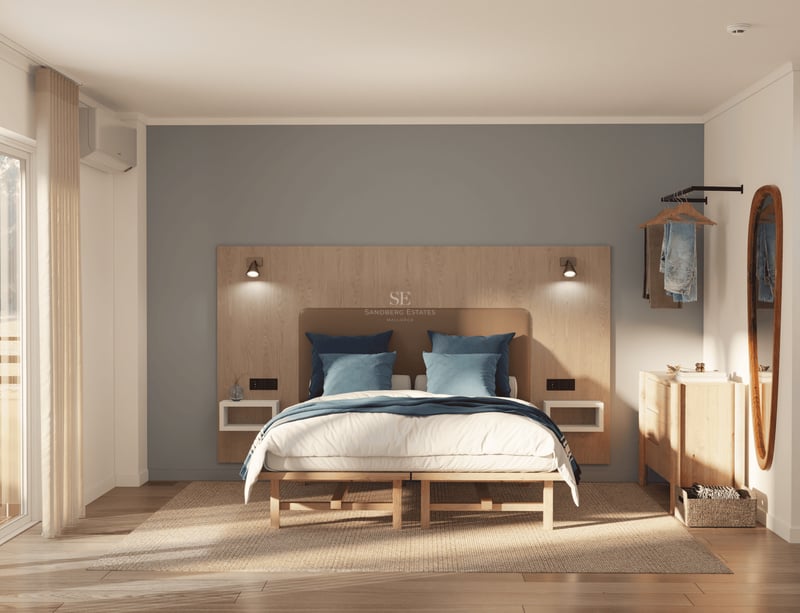 Ljust master bedroom med sänggavel i trä, blå fondvägg, naturliga trägolv och mjukt ljus.