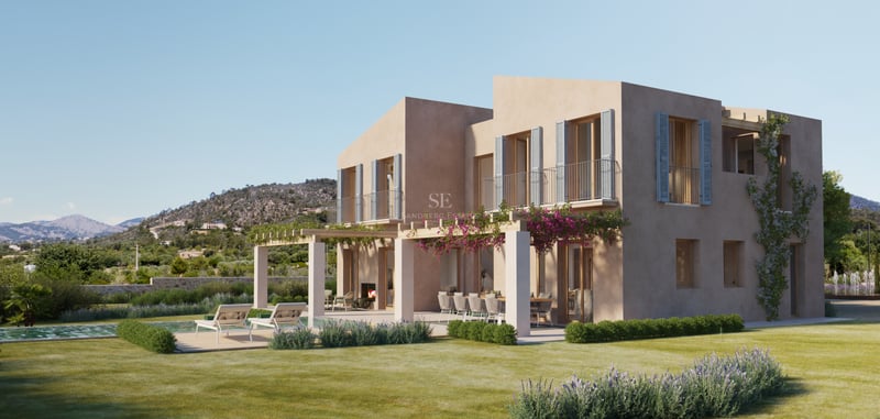 Vue extérieure d'une villa ocre à deux étages, volets en bois, piscine et jardin paysager devant les montagnes.