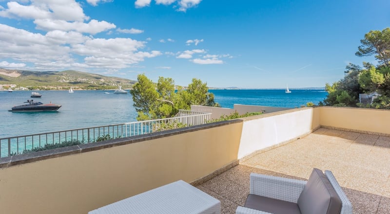 Superbe villa avec piscine à débordement, jardin luxuriant et design moderne. Vastes terrasses et vues panoramiques. Éclairage ambiant doux.