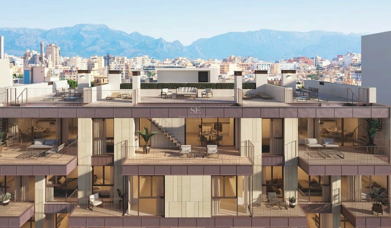 Façade de bâtiment moderne avec de nombreux balcons, terrasses sur le toit et vue sur la ville et les montagnes.
