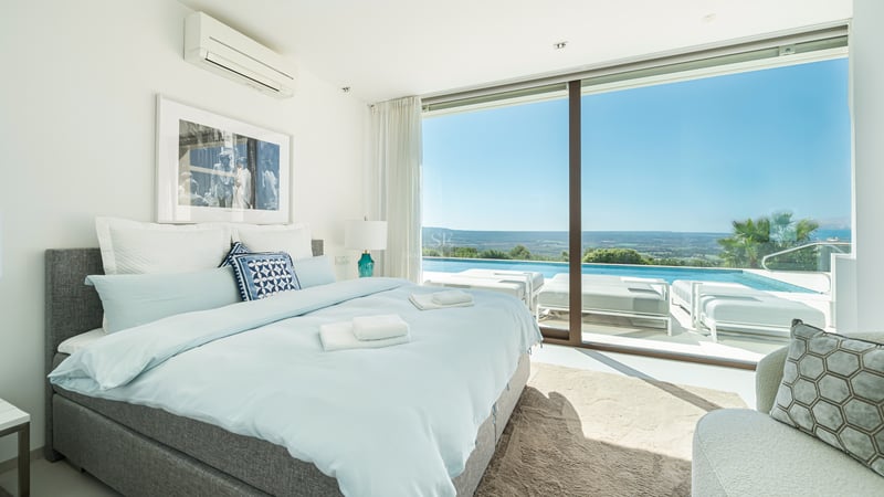 Vaste terrasse avec piscine à débordement, chaises longues et vue panoramique. Design moderne et élégant avec mobilier extérieur haut de gamme.