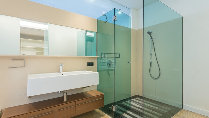 Salle de bain contemporaine avec vasque rectangulaire, meuble en bois suspendu et douche à l'italienne en verre.