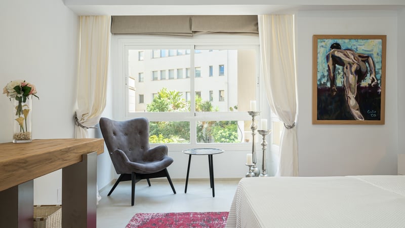 Vue extérieure d'une maison moderne avec piscine à débordement, grandes terrasses et jardins luxuriants. Architecture minimaliste et élégante.