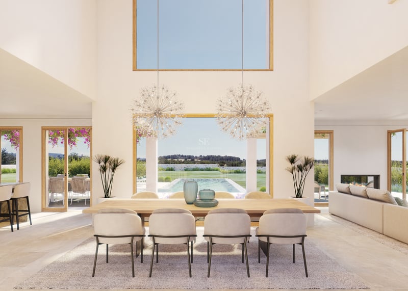 Salle à manger moderne avec table en chêne, lustres en cristal et vue sur la piscine à travers de grandes baies vitrées.