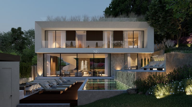 Villa contemporaine de luxe sur deux étages au crépuscule avec piscine à débordement éclairée et balcon en verre.