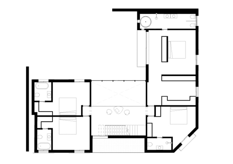 Schwarz-weißer 2D-Architekturgrundriss mit drei Schlafzimmern, En-Suite-Bädern und zentraler Terrasse.