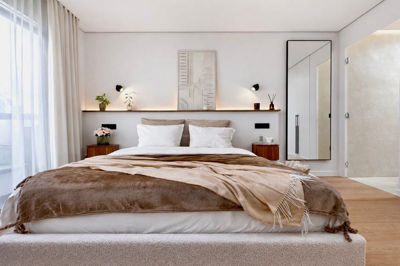 Chambre de maître lumineuse avec grand lit, parure de lit marron, tables de nuit en bois et éclairage LED intégré.