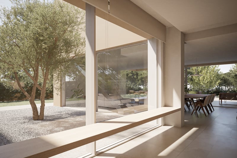Intérieur minimaliste avec une banquette en bois devant de larges baies vitrées donnant sur un olivier.