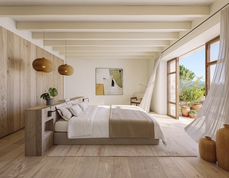 Chambre principale avec boiseries, poutres au plafond et grande porte vitrée ouverte sur une terrasse ensoleillée.