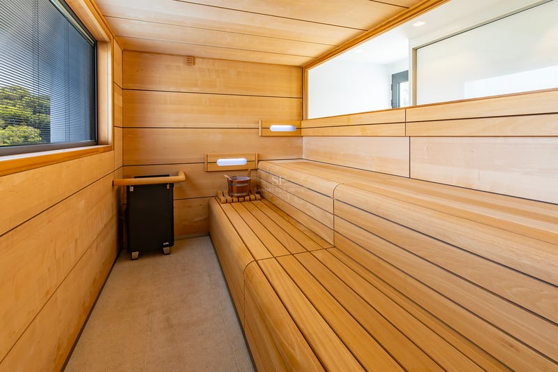 Extérieur d'une villa moderne avec piscine, jardin et larges baies vitrées. Design architectural épuré et contemporain.