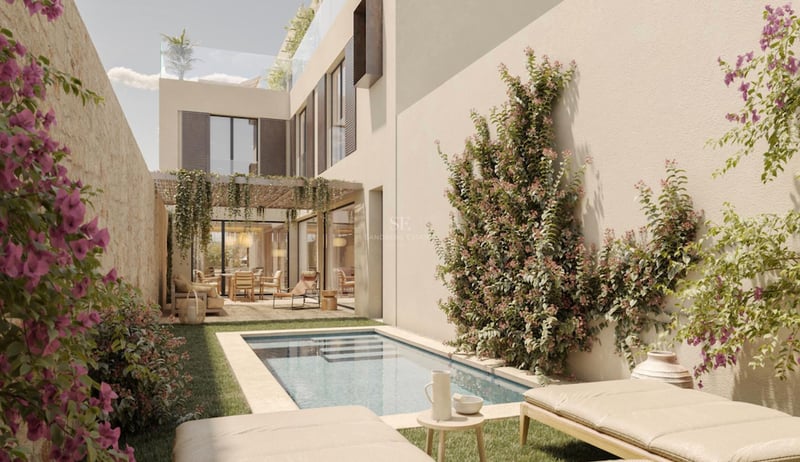 Piscine élégante dans un jardin méditerranéen avec chaises longues, bougainvilliers et patio ombragé.