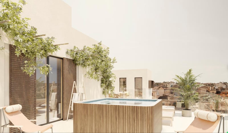Terrasse sur le toit avec piscine en bois, chaises longues et plantes grimpantes surplombant une ville historique.