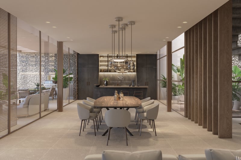 Salle à manger élégante avec table en bois, luminaires design et parois vitrées donnant sur un patio.