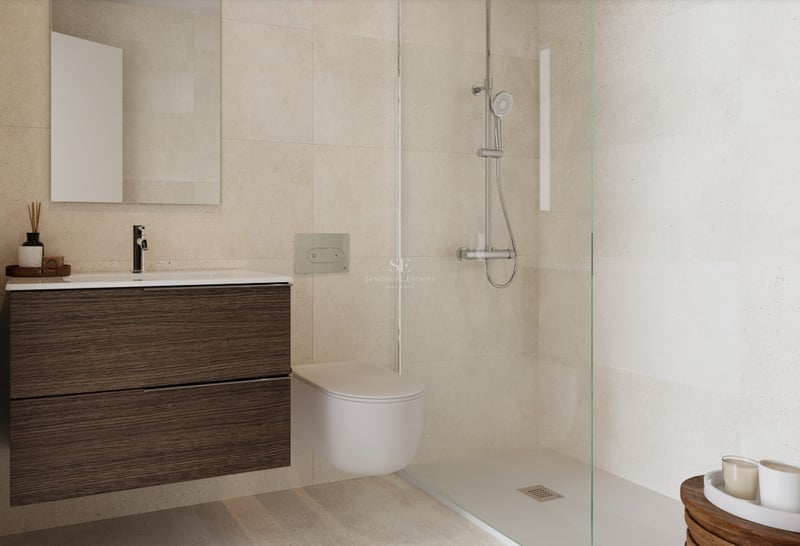 Salle de bain moderne comprenant un meuble suspendu en bois sombre, des toilettes murales et une douche vitrée.