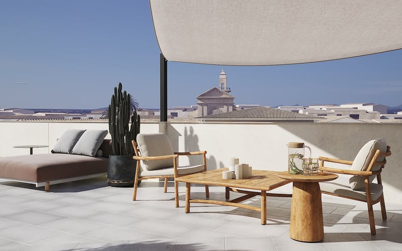 Terraza moderna con muebles de teca, vela de sombra y vistas a un campanario histórico bajo un cielo despejado.
