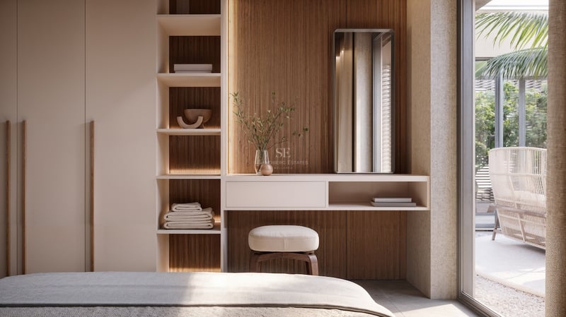 Chambre moderne avec mur en bois latté, coiffeuse minimaliste, placards intégrés et vue terrasse.