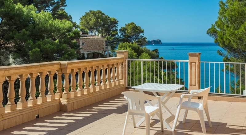 Vue extérieure d'une villa moderne avec piscine. Architecture minimaliste, grandes fenêtres et aménagement paysager soigné. Idéal pour se détendre.